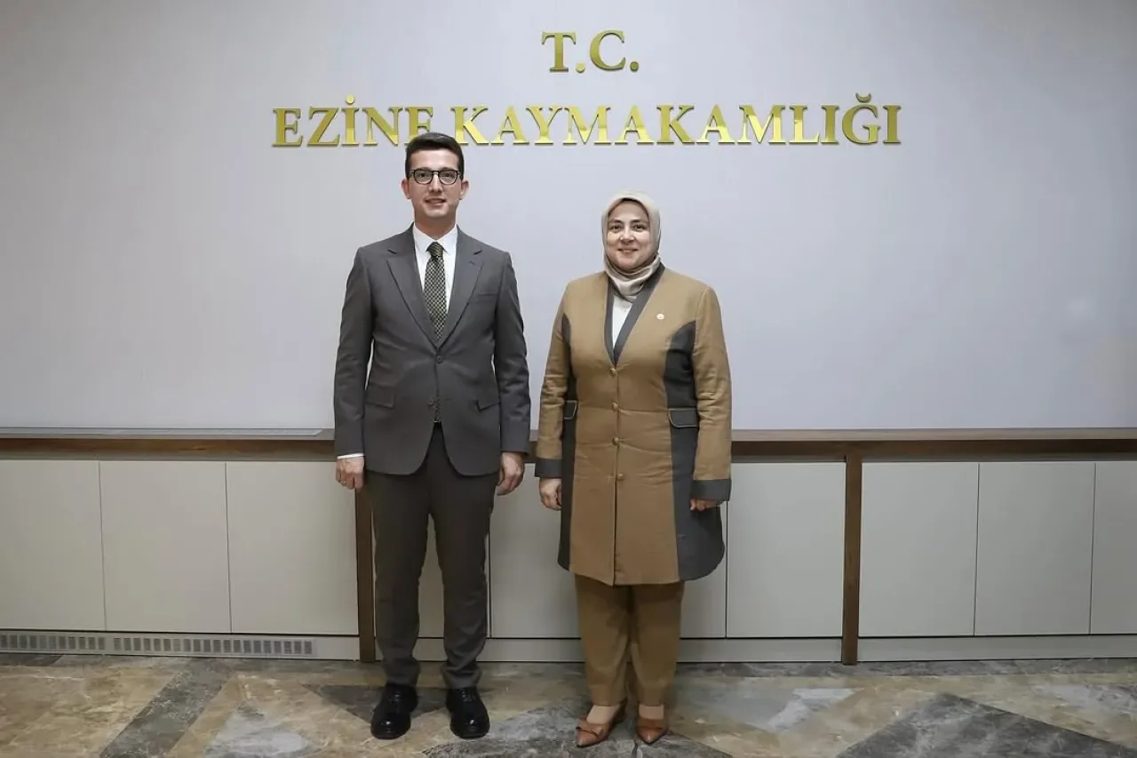 AK Parti İstanbul Milletvekili Tuğba Işık Ercan, Ezine Kaymakamı'nı Ziyaret Etti AK Parti İstanbul Milletvekili Tuğba Işık Ercan, Ezine Kaymakamı'nı Ziyaret Etti