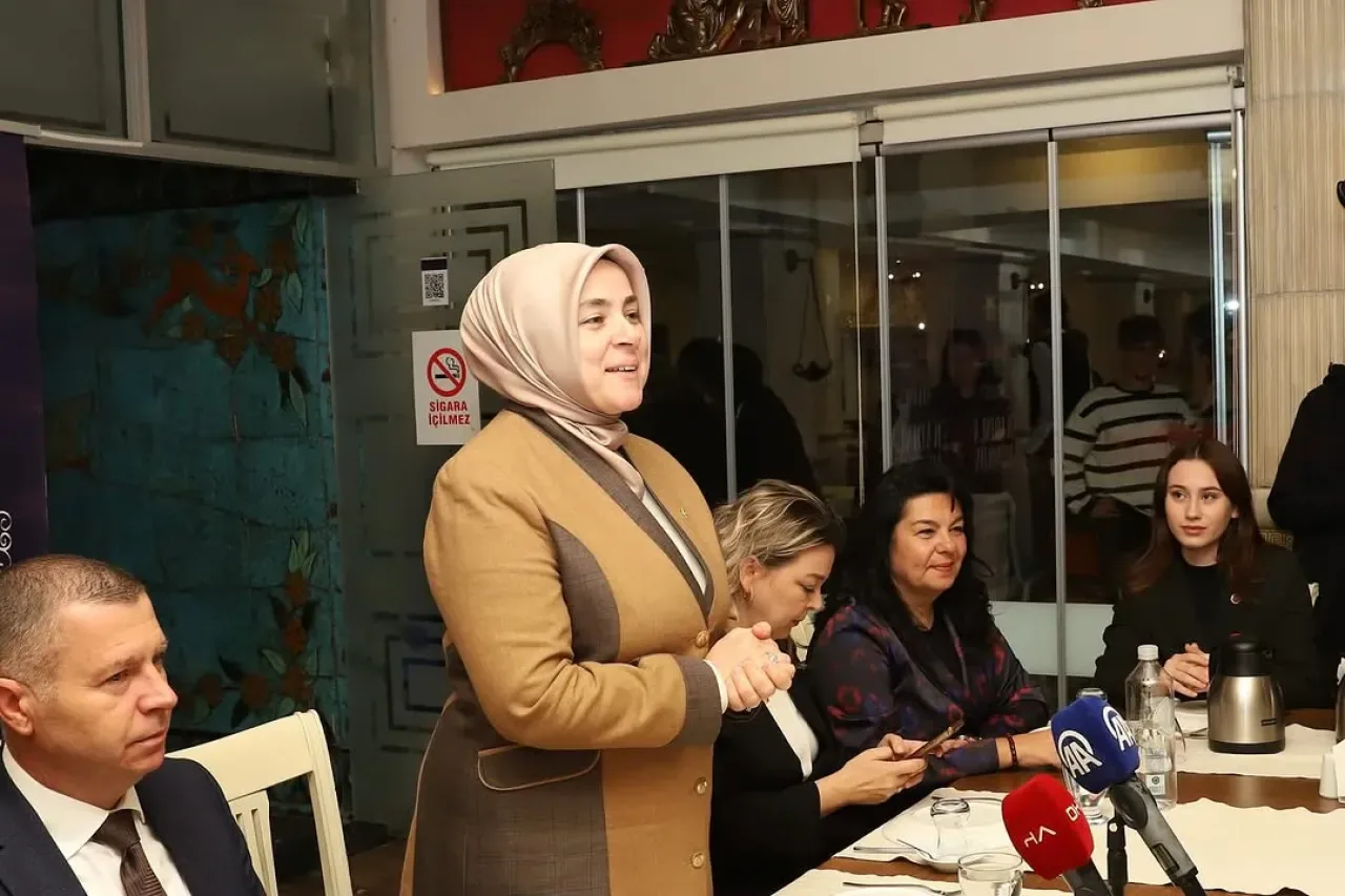 AK Parti'den Çanakkale'de Kadın Girişimcilere Ziyaret AK Parti'den Çanakkale'de Kadın Girişimcilere Ziyaret