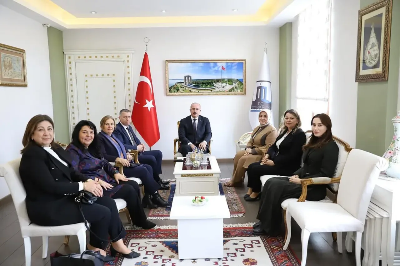 AK Partili Kadın Siyasetçilerden Çanakkale Valisi'ne Ziyaret AK Partili Kadın Siyasetçilerden Çanakkale Valisi'ne Ziyaret