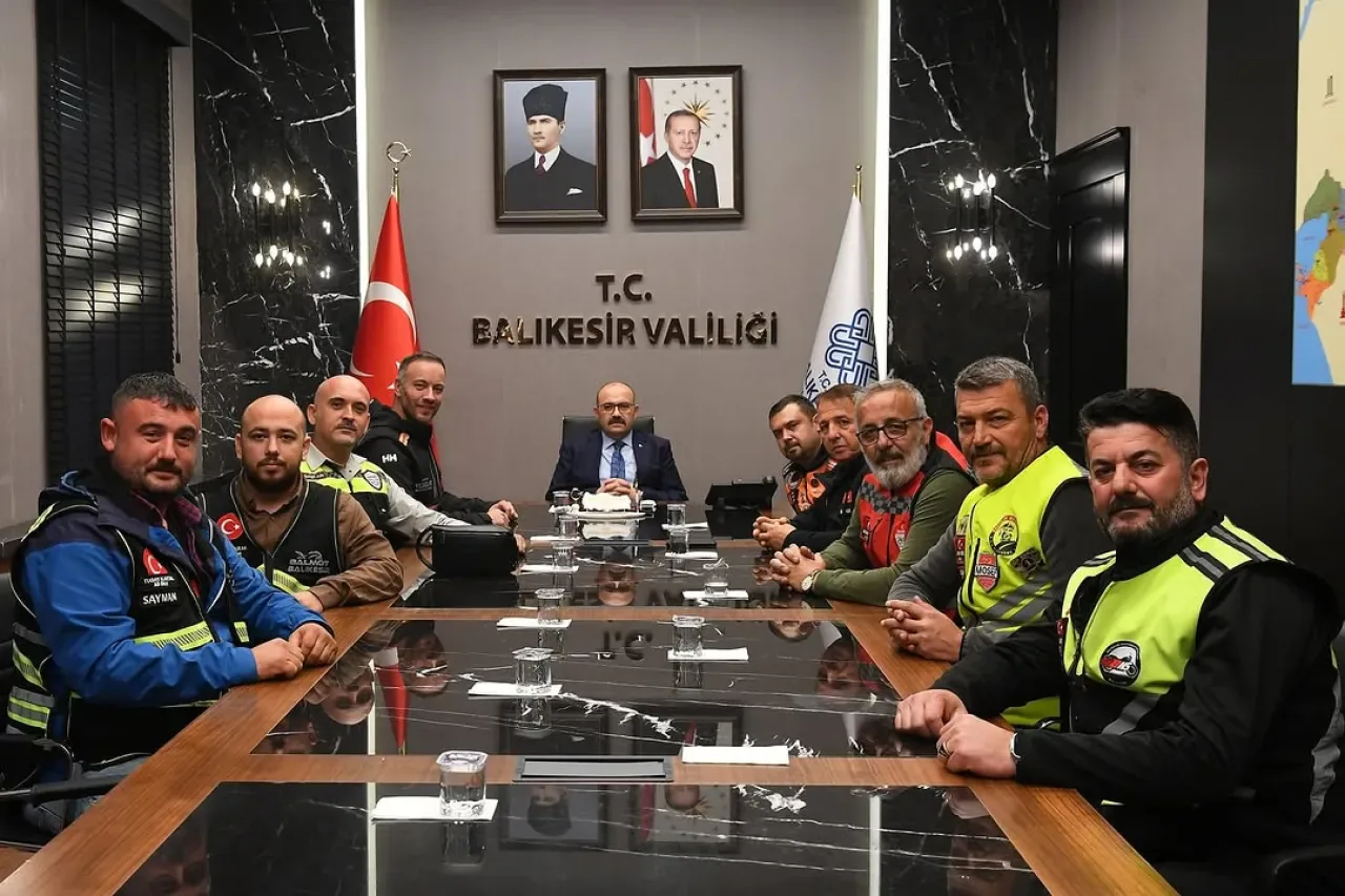 Balıkesir Valisi Ustaoğlu, Yıldızlar Motosiklet Derneği'ni Ağırladı Balıkesir Valisi Ustaoğlu, Yıldızlar Motosiklet Derneği'ni Ağırladı