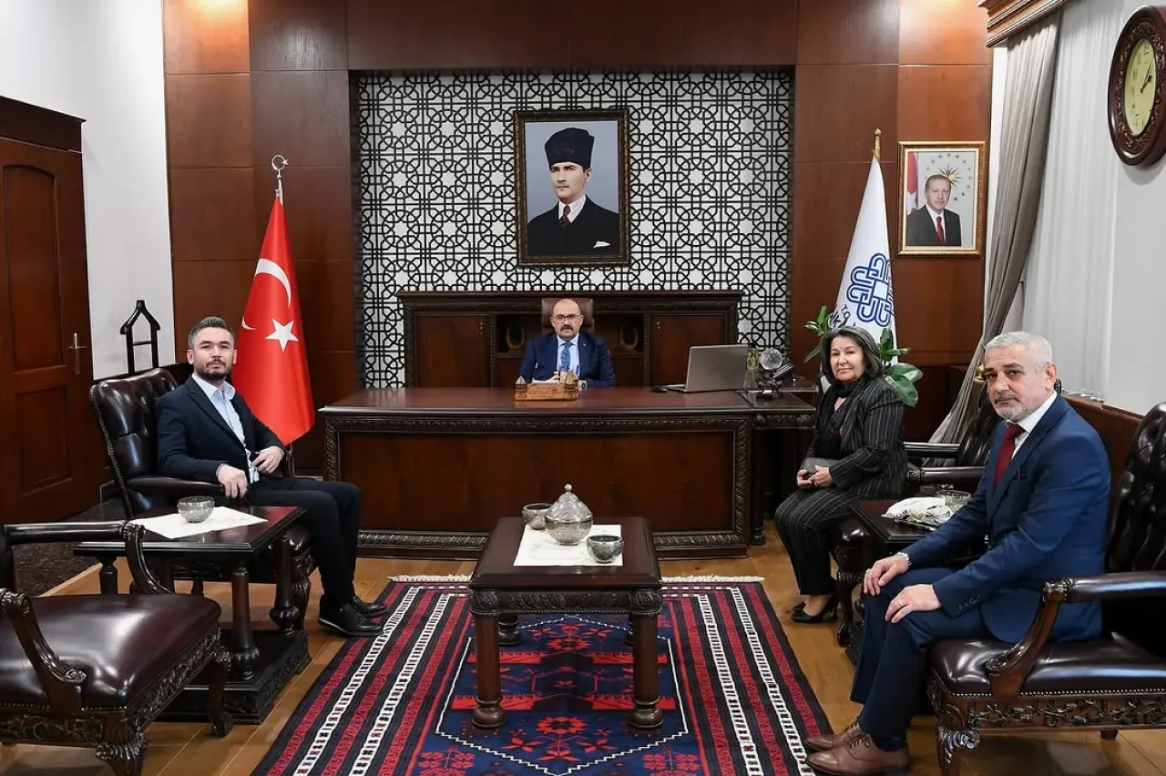 Balıkesir'de Özel Eğitim Merkezi Kurucu Müdürü Vali Ustaoğlu'nu Ziyaret Etti Balıkesir'de Özel Eğitim Merkezi Kurucu Müdürü Vali Ustaoğlu'nu Ziyaret Etti