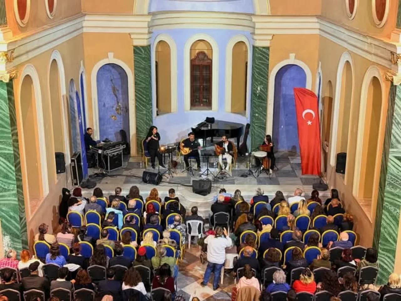 İzmir'de Akustik Günler, Pervane Müzik Topluluğu ile Renklendi İzmir'de Akustik Günler, Pervane Müzik Topluluğu ile Renklendi