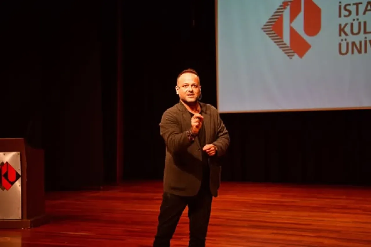 İKÜ'de "Fark Yaratanlar" Söyleşisi: Aret Vartanyan'dan İlham Verici Vizyon İKÜ'de "Fark Yaratanlar" Söyleşisi: Aret Vartanyan'dan İlham Verici Vizyon