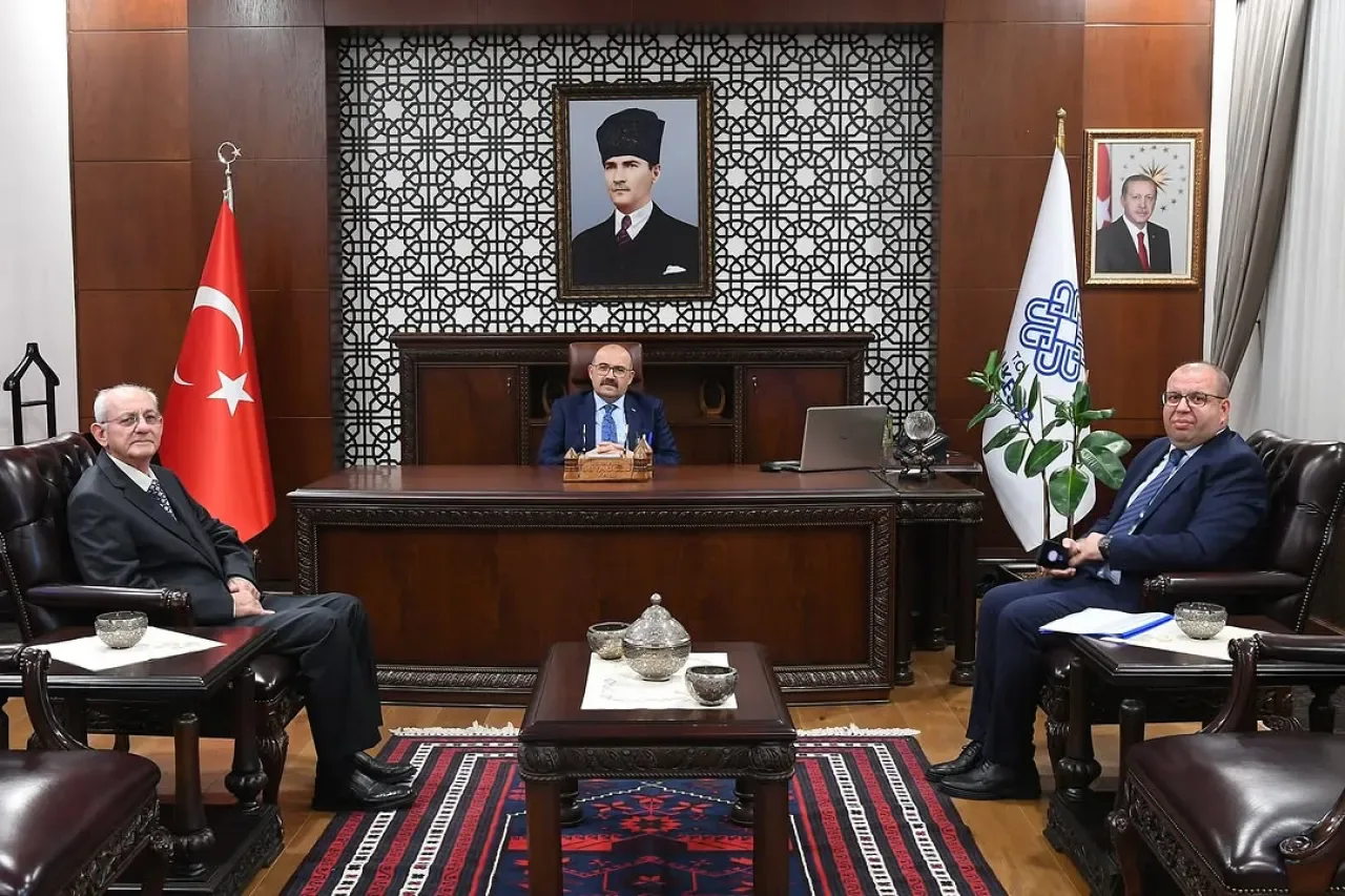 Balıkesir Valisi Ustaoğlu'ndan Yatırımcılarla Önemli Görüşme Balıkesir Valisi Ustaoğlu'ndan Yatırımcılarla Önemli Görüşme