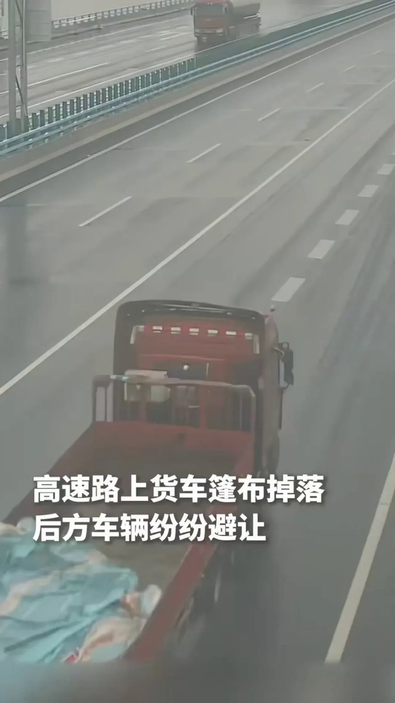 Hangzhou Ningbo Otoyolunda Tehlikeyi Önleyen Sürücüler Hangzhou Ningbo Otoyolunda Tehlikeyi Önleyen Sürücüler