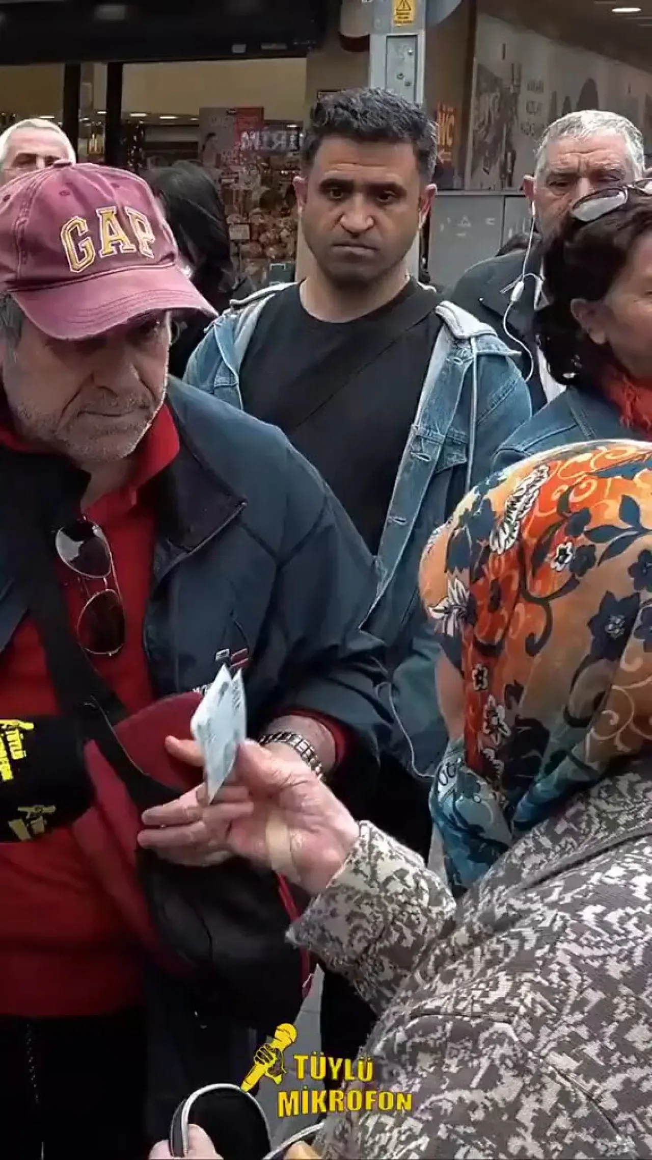 84 Yaşındaki Teyze, Ekonomik Zorlukları Sokak Röportajında Anlattı: "Bulaşık Yıkamak İçin İş Arıyorum" 84 Yaşındaki Teyze, Ekonomik Zorlukları Sokak Röportajında Anlattı: "Bulaşık Yıkamak İçin İş Arıyorum"