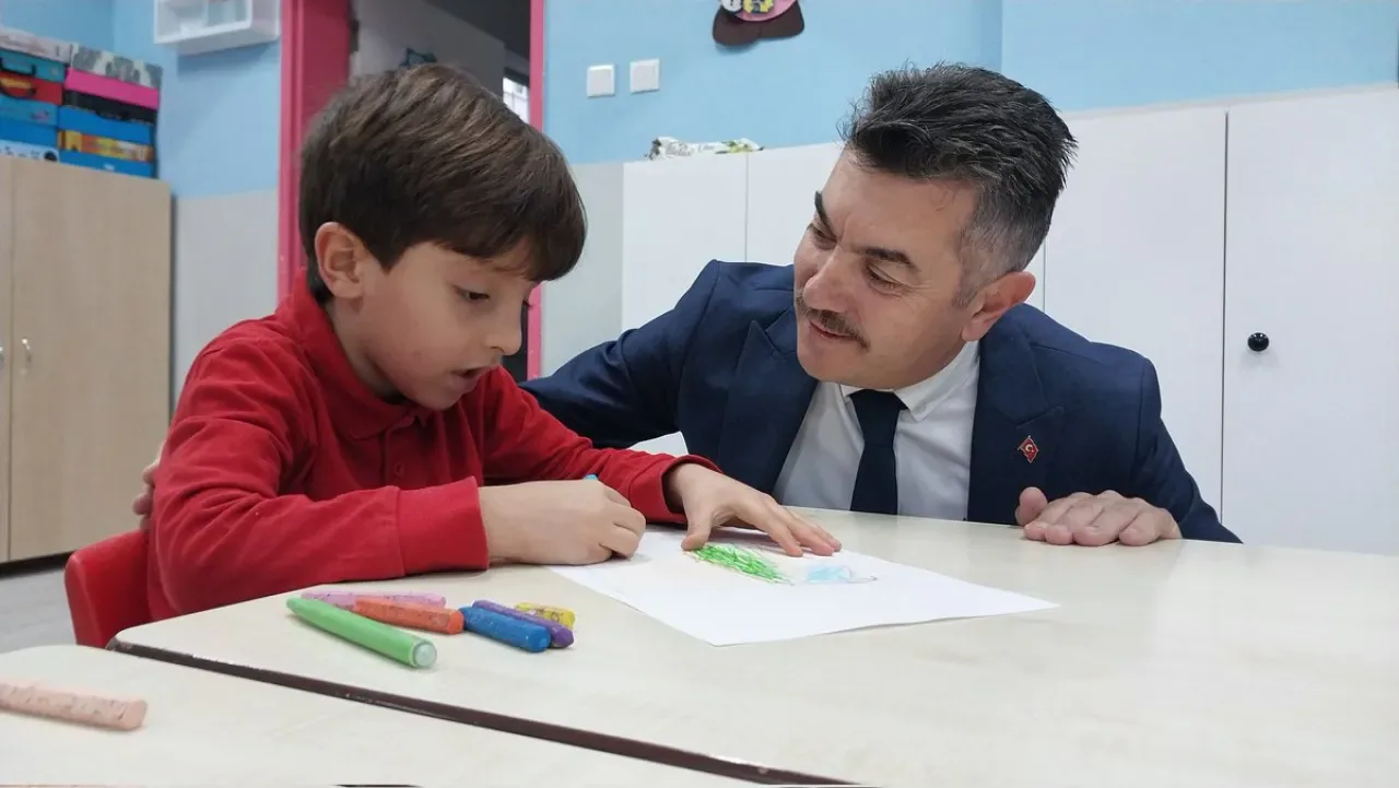 Bursa Osmangazi'de İlçe Milli Eğitim Müdürü Metin Sezer, Dr. Ayten Bozkaya İlkokulu'nda Bursa Osmangazi'de İlçe Milli Eğitim Müdürü Metin Sezer, Dr. Ayten Bozkaya İlkokulu'nda