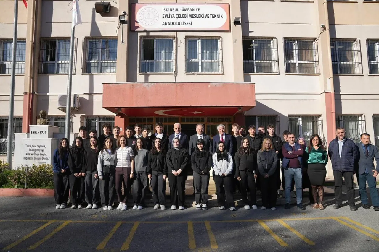 Ümraniye'de "Bayrağın Gölgesinde Birlikteyiz" Projesi Kapsamında Anlamlı Tören ve Ziyaretler Gerçekleştirildi Ümraniye'de "Bayrağın Gölgesinde Birlikteyiz" Projesi Kapsamında Anlamlı Tören ve Ziyaretler Gerçekleştirildi