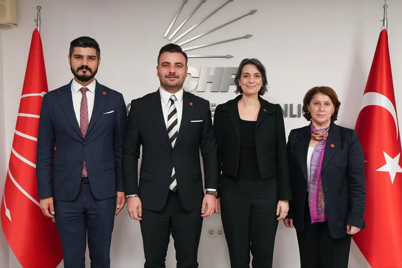 CHP Üsküdar Gençlik Kolları, Belediye Başkanı Sinem Dedetaş ile İş Birliği Toplantısı Gerçekleştirdi CHP Üsküdar Gençlik Kolları, Belediye Başkanı Sinem Dedetaş ile İş Birliği Toplantısı Gerçekleştirdi