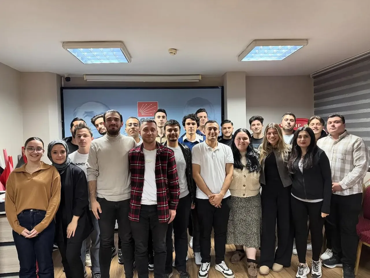 CHP Güngören Gençlik Kolları 'Gençlik Konuşuyor' Buluşması Düzenledi CHP Güngören Gençlik Kolları 'Gençlik Konuşuyor' Buluşması Düzenledi