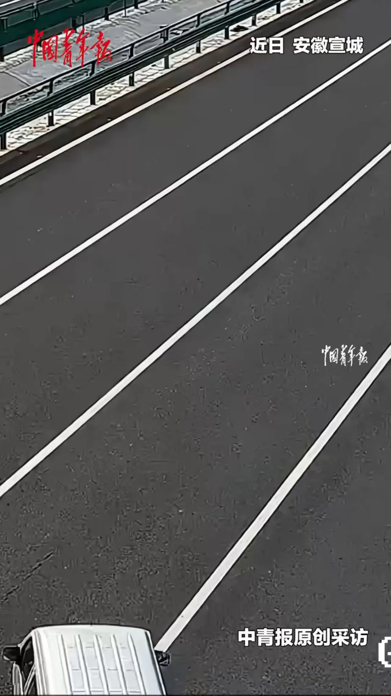 Anhui'deki Trafik Kazasında Sürücülerin Dayanışma Anı Anhui'deki Trafik Kazasında Sürücülerin Dayanışma Anı