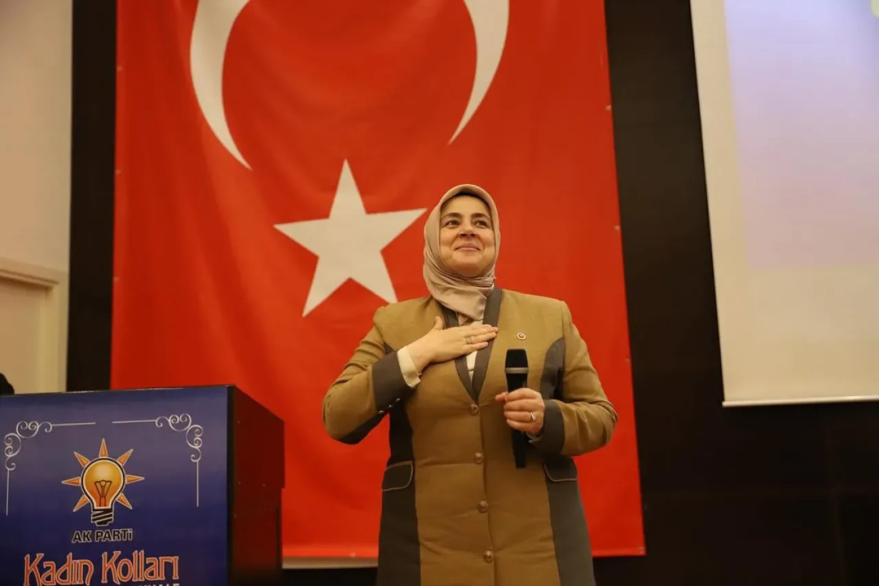 AK Parti Çanakkale Kadın Kolları, Topluma Hizmet İçin Gece Gündüz Demeden Çalışıyor AK Parti Çanakkale Kadın Kolları, Topluma Hizmet İçin Gece Gündüz Demeden Çalışıyor