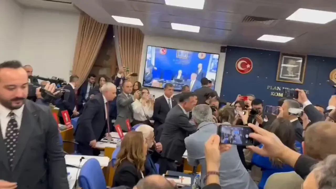 CHP'li Tanal, Bakan Yerlikaya ile Tokalaşmayı Reddetti CHP'li Tanal, Bakan Yerlikaya ile Tokalaşmayı Reddetti