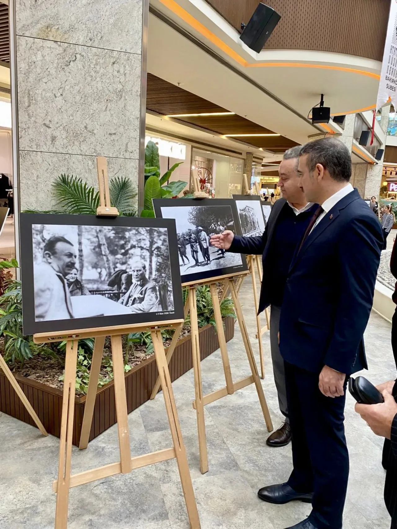 Bakırköy Kaymakamı Recai Karal, Anılarda Atatürk Sergisi'ni Ziyaret Etti Bakırköy Kaymakamı Recai Karal, Anılarda Atatürk Sergisi'ni Ziyaret Etti