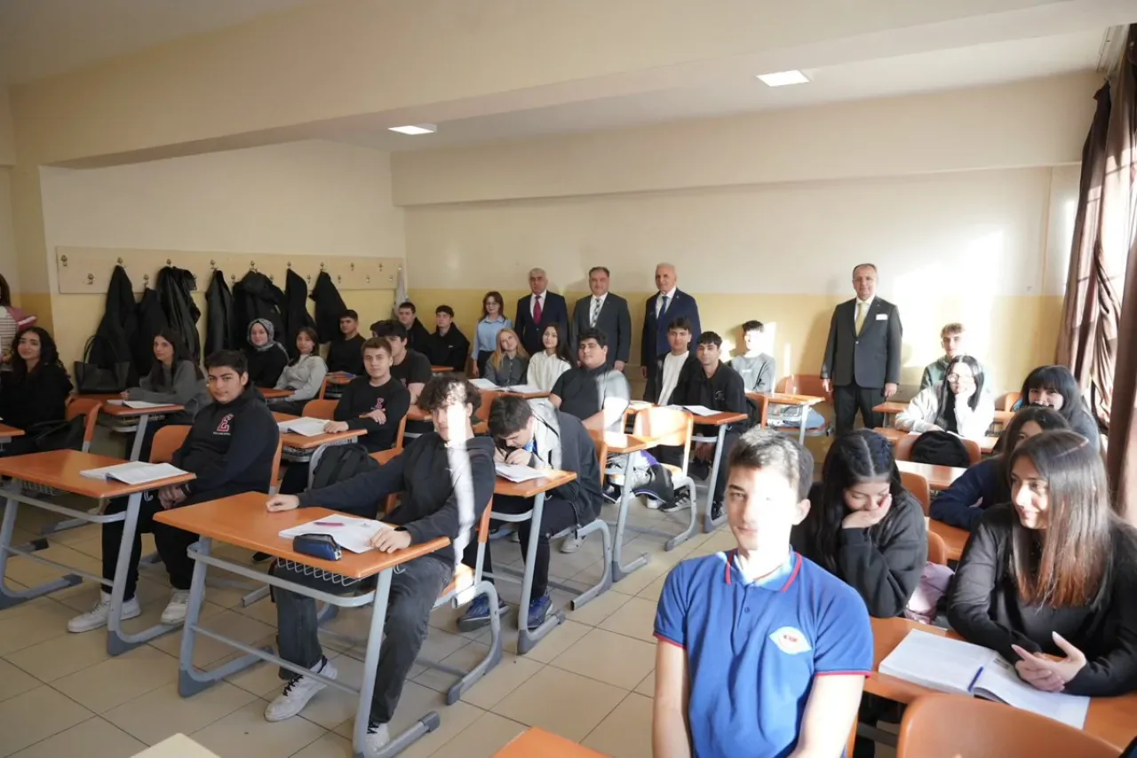 Ümraniye'de Okul Ziyareti ve Bayrak Töreni Ümraniye'de Okul Ziyareti ve Bayrak Töreni