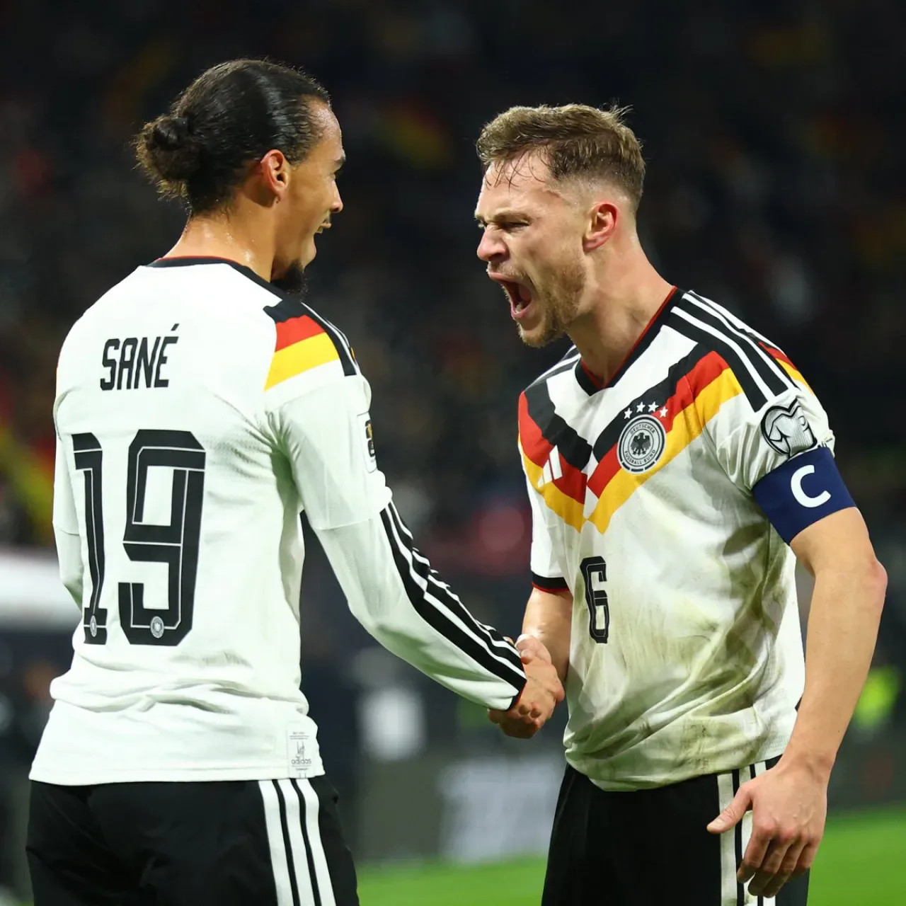Joshua Kimmich'ten Leroy Sané Övgüsü: "Fiziksel Olarak İnanılmaz Güçlü" Joshua Kimmich'ten Leroy Sané Övgüsü: "Fiziksel Olarak İnanılmaz Güçlü"
