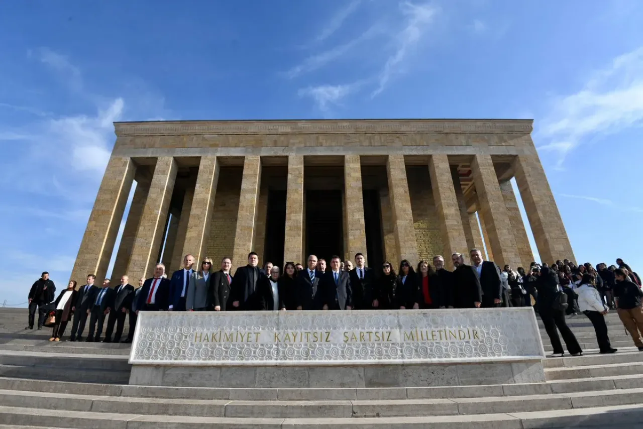 Osmangazi Belediye Başkanı Erkan Aydın, Atatürk'ün Anıtında Osmangazi Belediye Başkanı Erkan Aydın, Atatürk'ün Anıtında