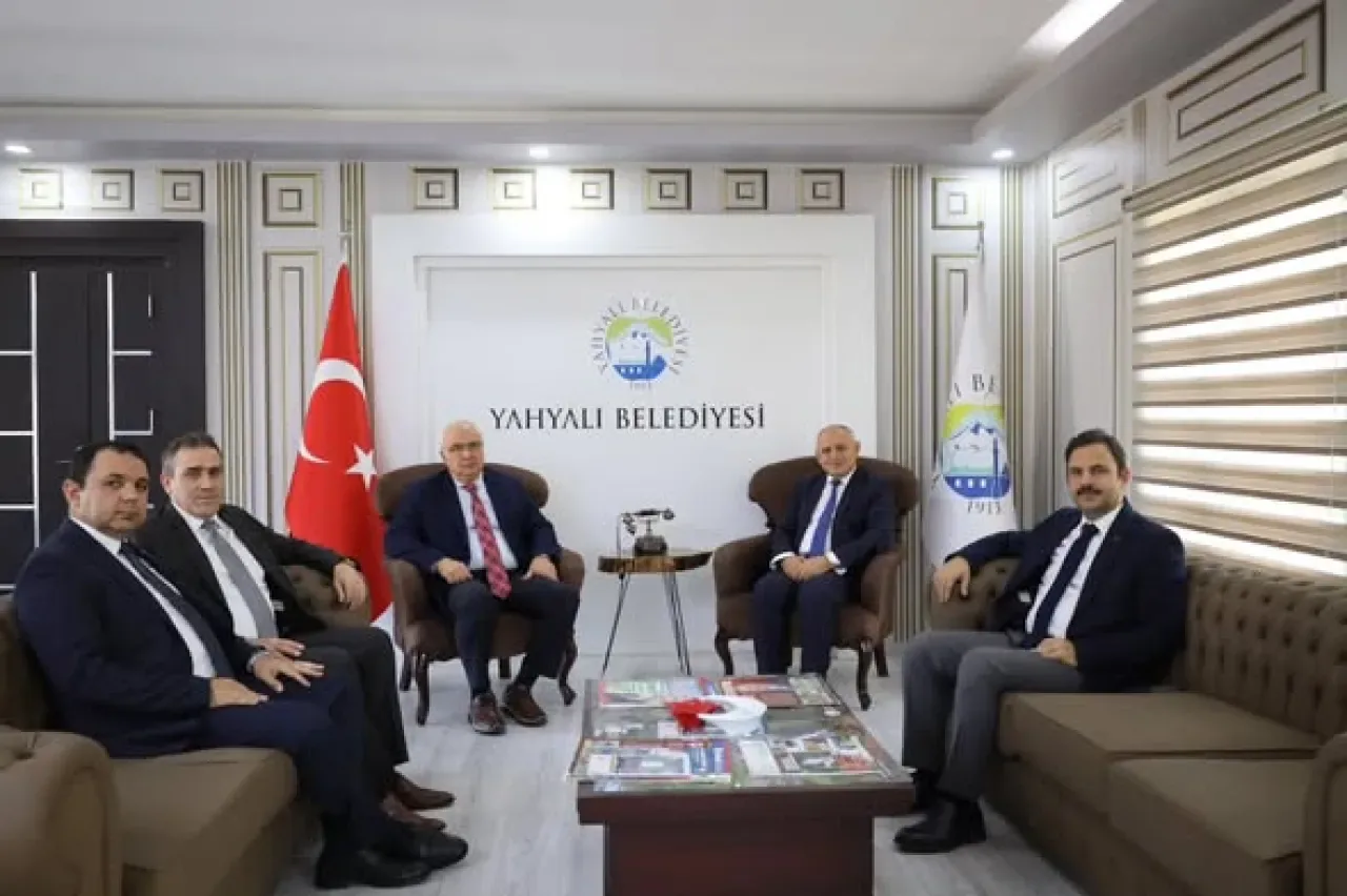 Yahyalı Belediye Başkanı'na Kaymakamlardan Ziyaret Yahyalı Belediye Başkanı'na Kaymakamlardan Ziyaret