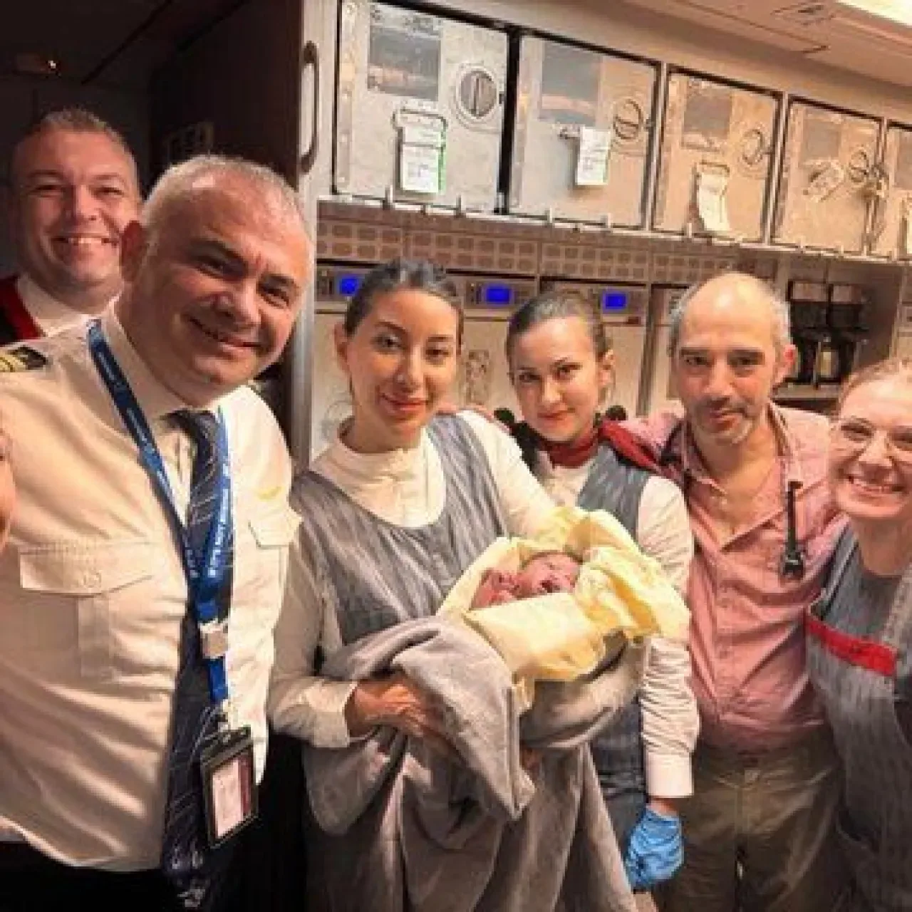 Türk Hava Yolları Uçağında Havada Doğum: Manila Seferinde Filipinli Yolcu Bebek Dünyaya Getirdi Türk Hava Yolları Uçağında Havada Doğum: Manila Seferinde Filipinli Yolcu Bebek Dünyaya Getirdi