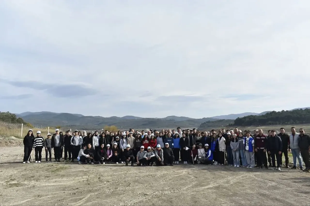 Havran'da Binlerce Fidan Toprakla Buluştu Havran'da Binlerce Fidan Toprakla Buluştu