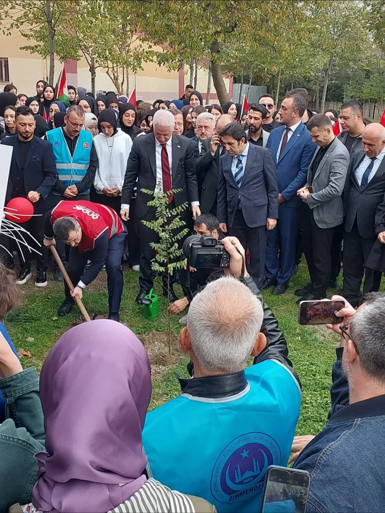 Türkiye Yeşeriyor Gazze Güçleniyor Projesi Kapsamında Zeytinburnu'nda Fidan Dikimi Türkiye Yeşeriyor Gazze Güçleniyor Projesi Kapsamında Zeytinburnu'nda Fidan Dikimi
