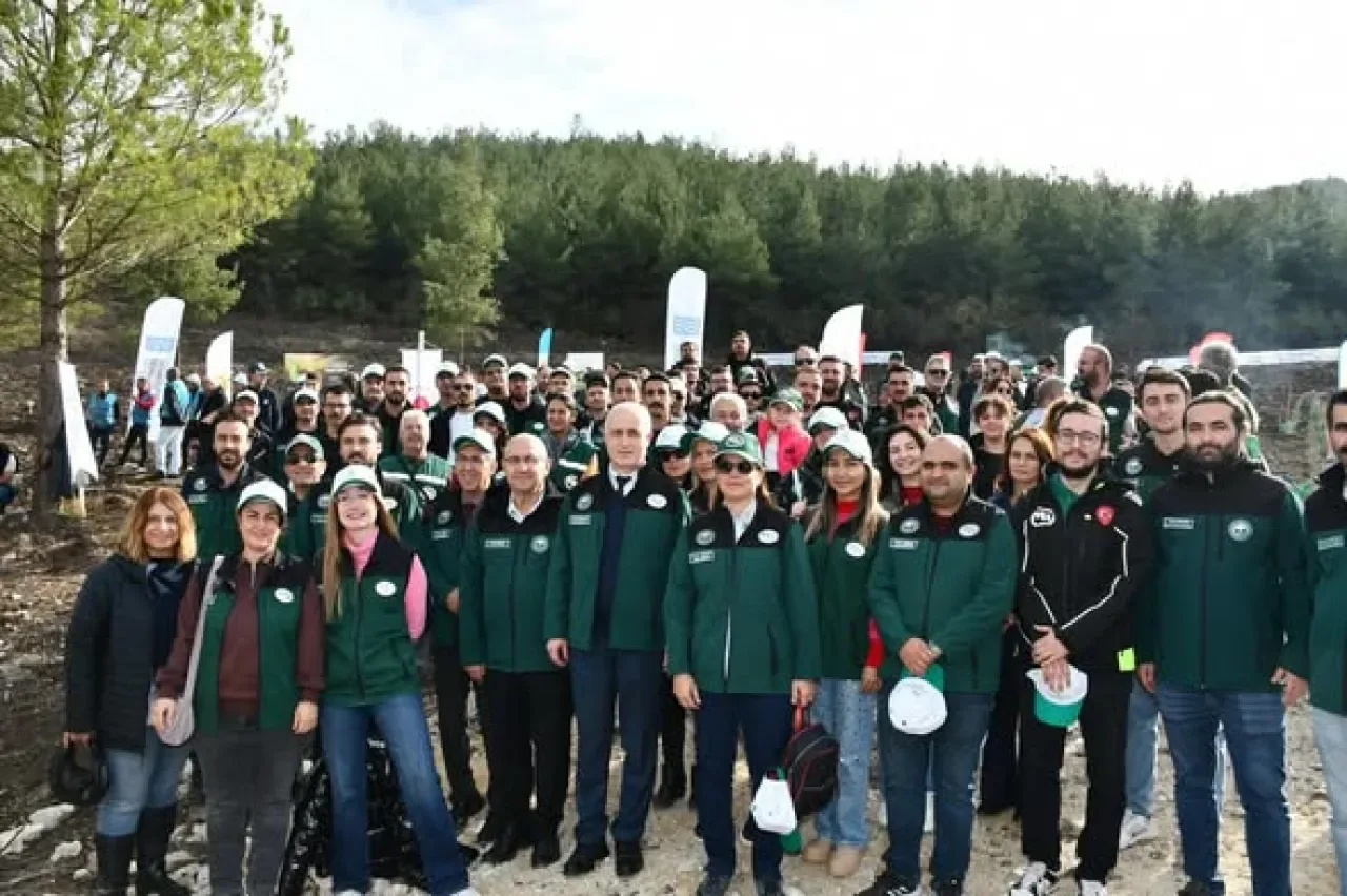DSİ 25. Bölge Müdürlüğü Personeli Milli Ağaçlandırma Günü'nde Fidan Dikti DSİ 25. Bölge Müdürlüğü Personeli Milli Ağaçlandırma Günü'nde Fidan Dikti