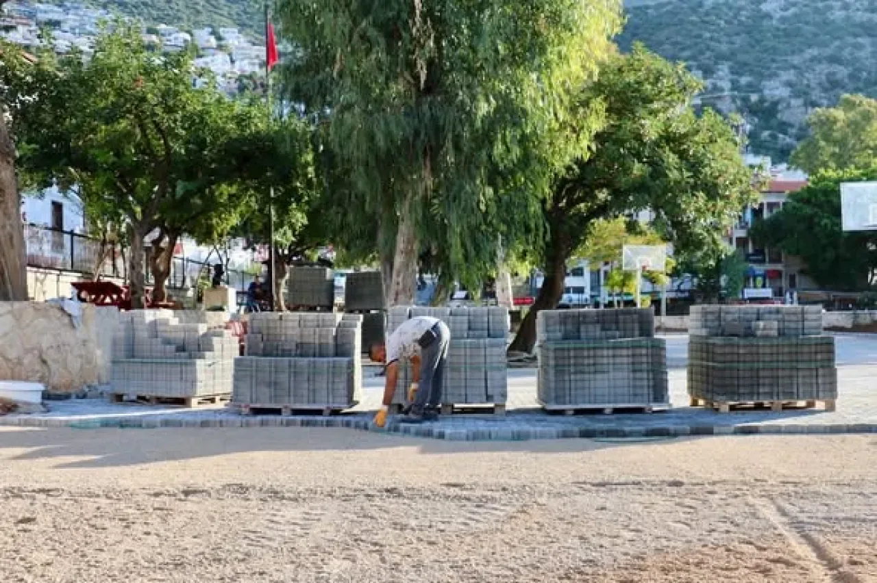 Kaş'ta Lise Bahçesine Modern Dokunuş Kaş'ta Lise Bahçesine Modern Dokunuş