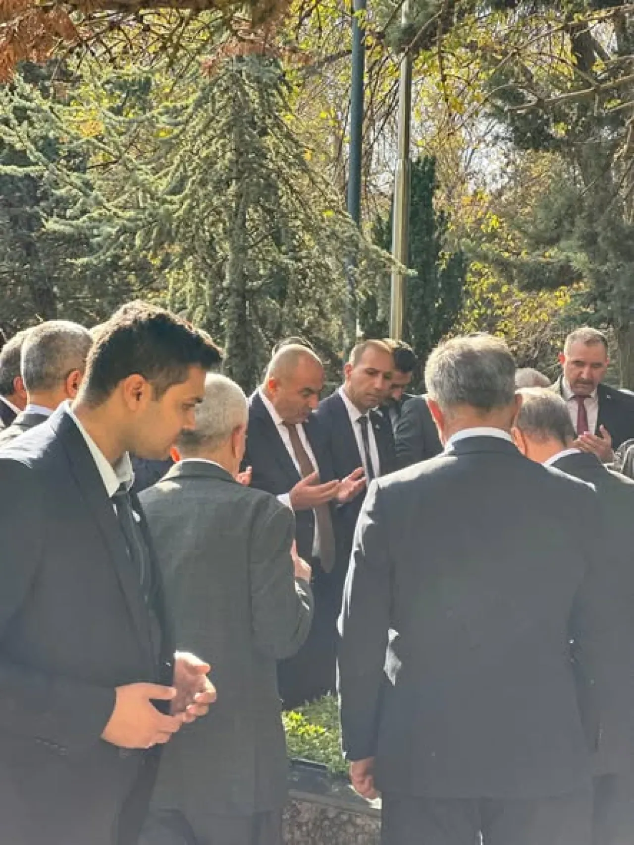 MHP'li Yetkililer Alparslan Türkeş'in Kabrini Ziyaret Etti MHP'li Yetkililer Alparslan Türkeş'in Kabrini Ziyaret Etti