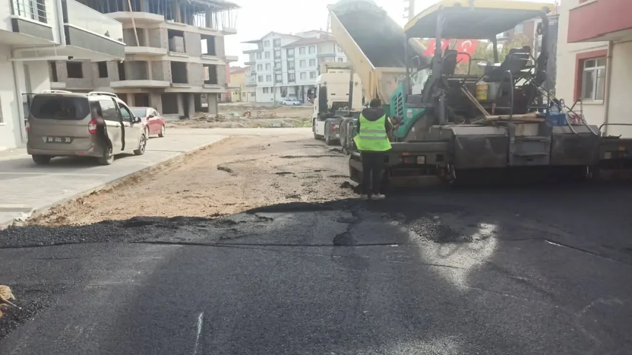 Akyurt'ta Yıldırım Mahallesi'nde Sıcak Asfalt Çalışması Akyurt'ta Yıldırım Mahallesi'nde Sıcak Asfalt Çalışması