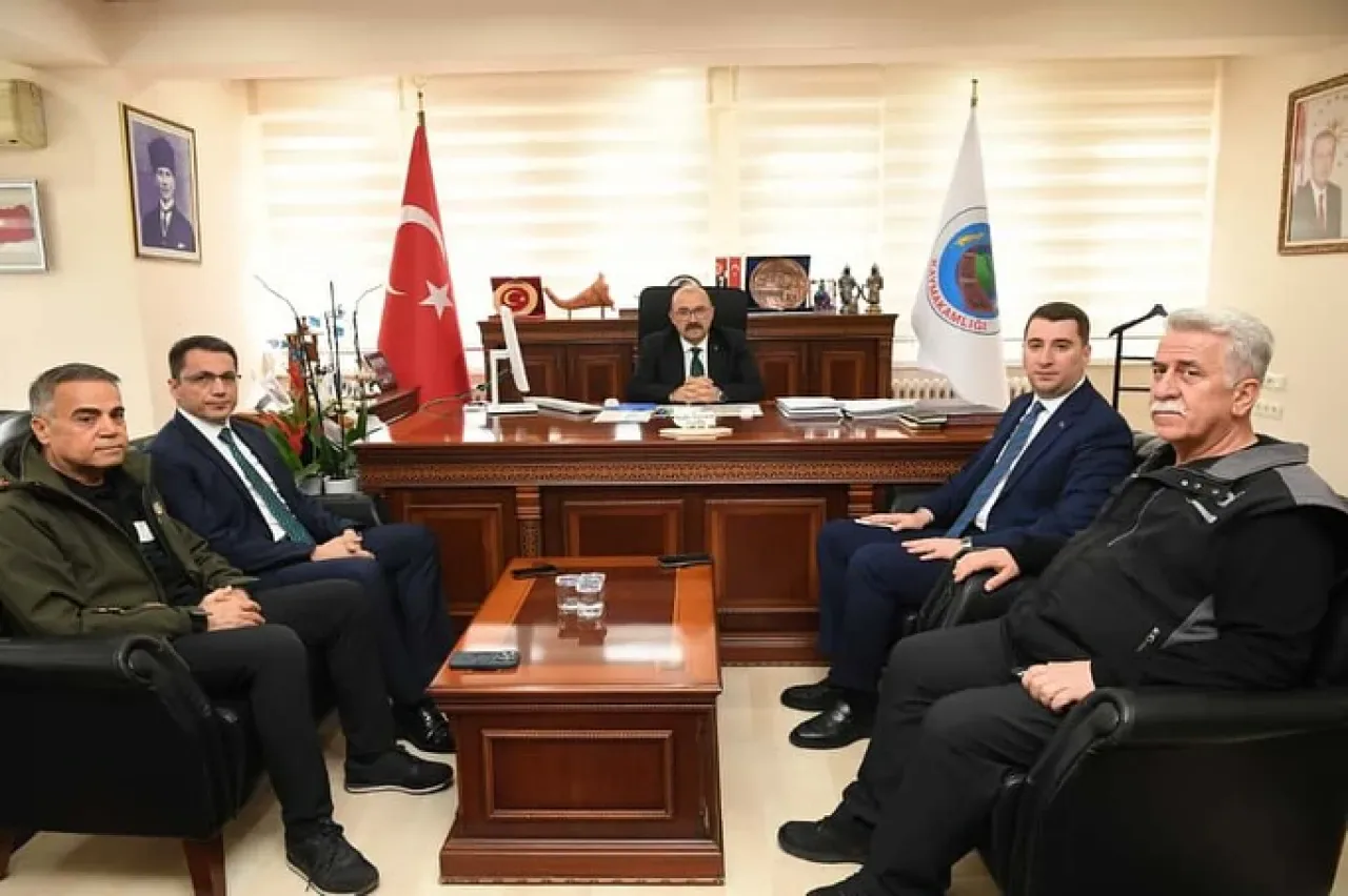 Balıkesir Valisi Ustaoğlu, Sındırgı'da Deprem Sonrası Çalışmaları Değerlendirdi Balıkesir Valisi Ustaoğlu, Sındırgı'da Deprem Sonrası Çalışmaları Değerlendirdi