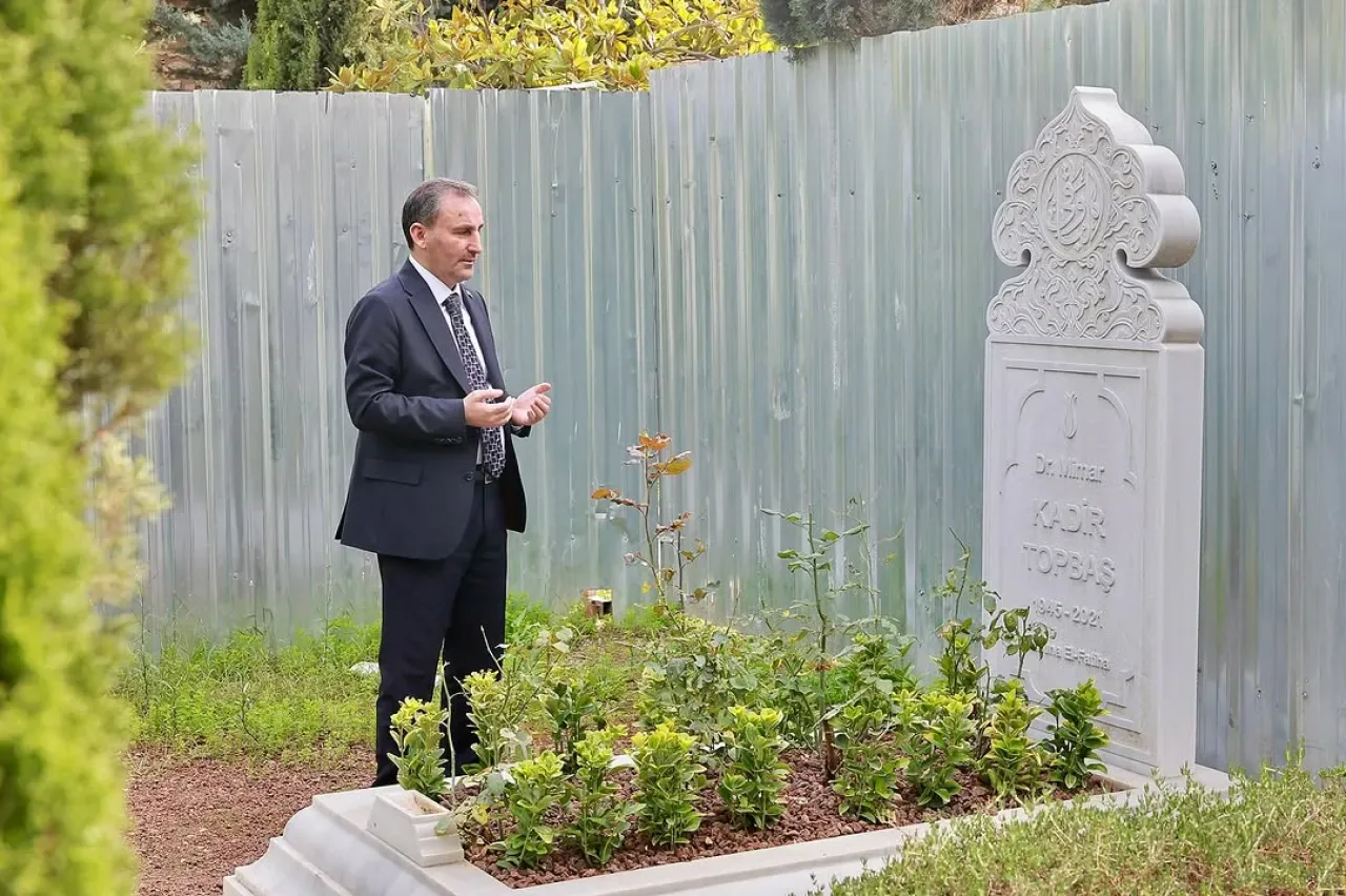 İstanbul'un Önemli İsimleri Unutulmadı: Sultanbeyli'de Duygu Yüklü Ziyaret İstanbul'un Önemli İsimleri Unutulmadı: Sultanbeyli'de Duygu Yüklü Ziyaret