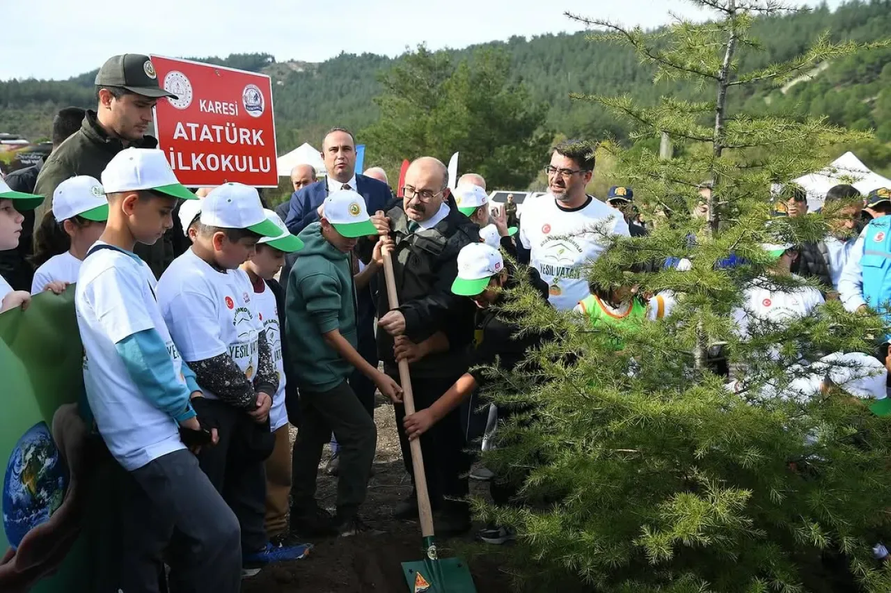 Balıkesir'de Milli Ağaçlandırma Günü'nde Fidanlar Toprakla Buluştu Balıkesir'de Milli Ağaçlandırma Günü'nde Fidanlar Toprakla Buluştu