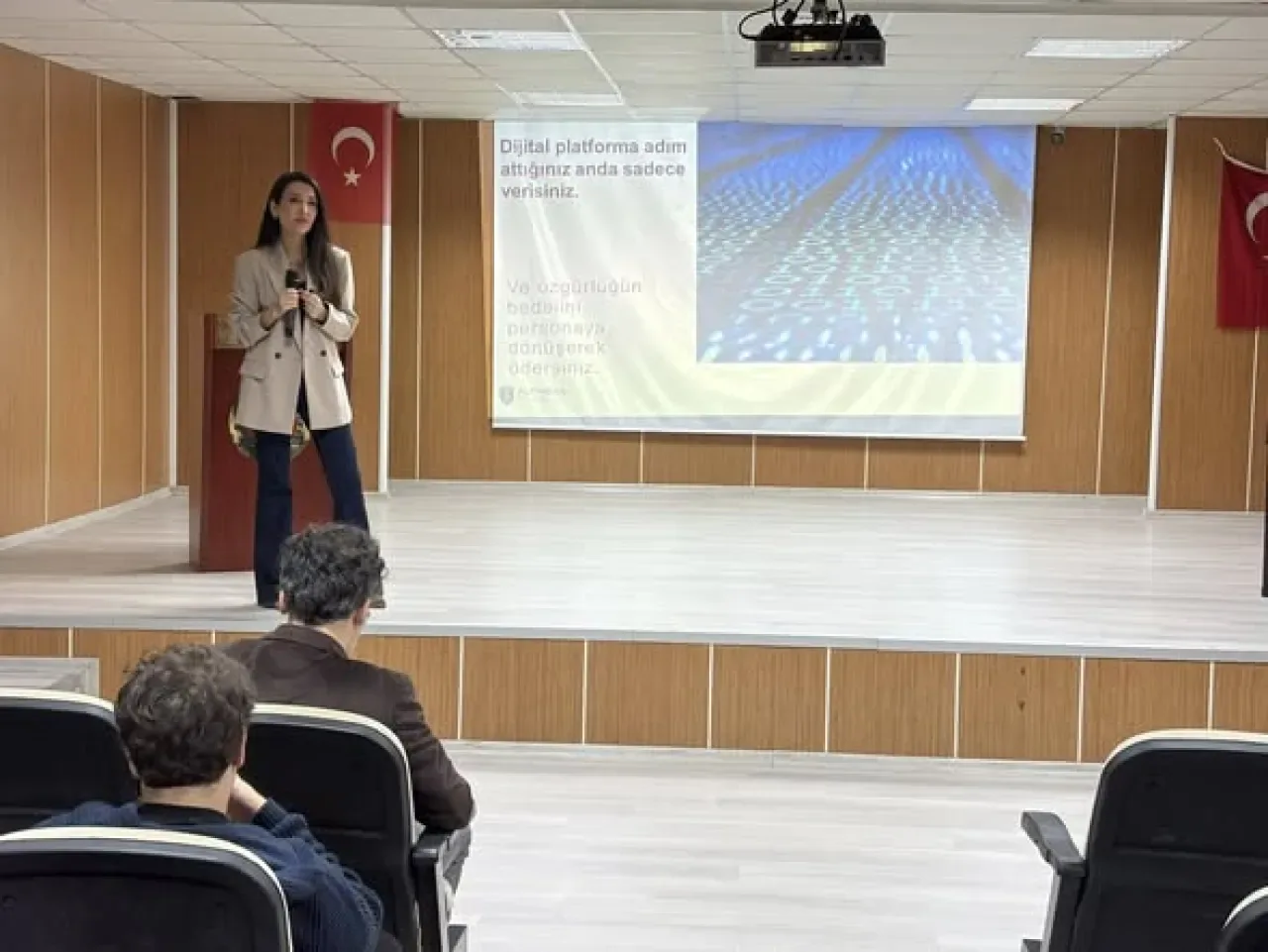 Başakşehir'de "Dijital Okuryazarlık" Eğitimi Gerçekleştirildi Başakşehir'de "Dijital Okuryazarlık" Eğitimi Gerçekleştirildi