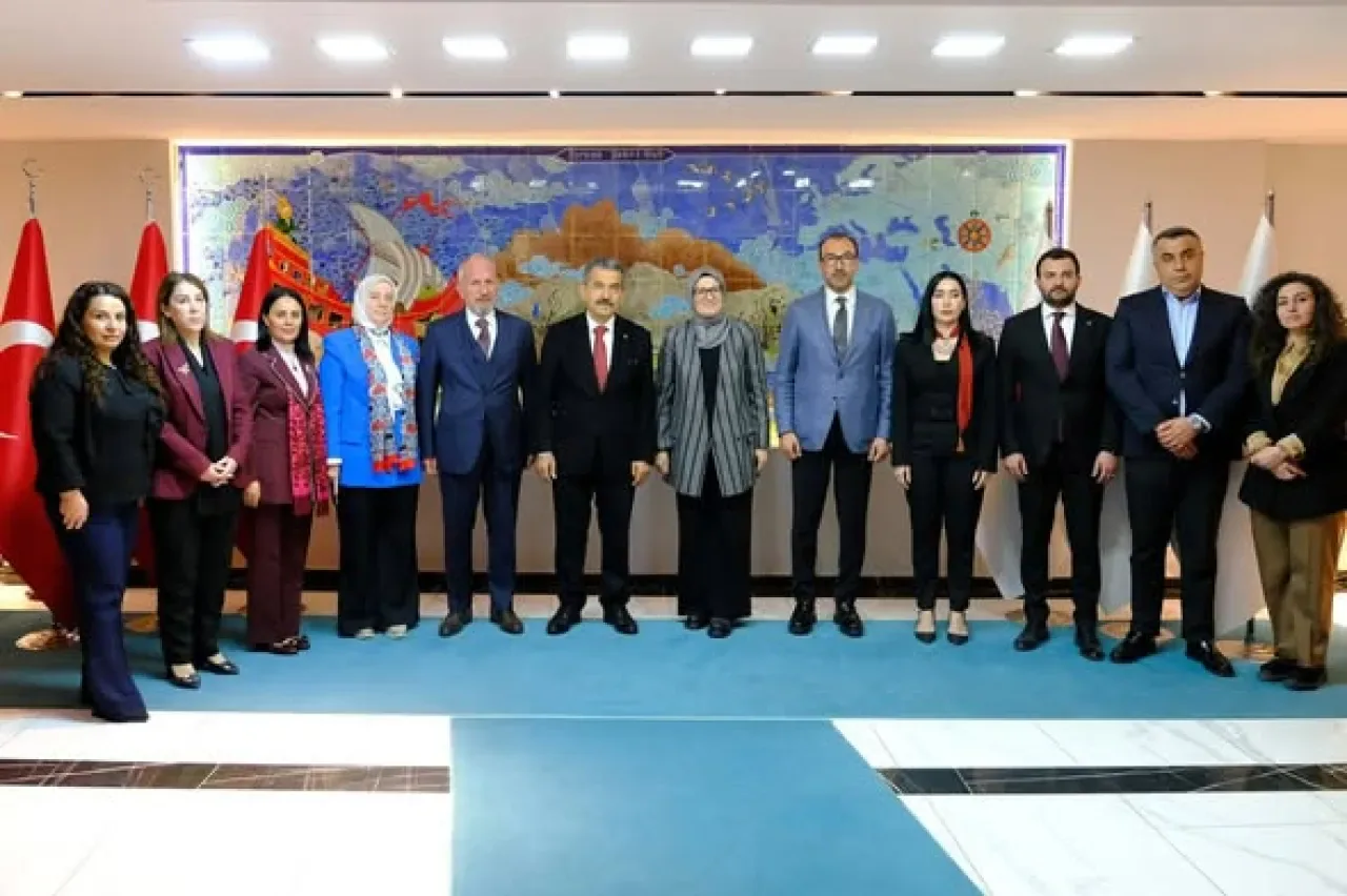 AK Parti Bursa Milletvekili Emine Yavuz Gözgeç, Şırnak Valisi Ekici'yi Ziyaret Etti AK Parti Bursa Milletvekili Emine Yavuz Gözgeç, Şırnak Valisi Ekici'yi Ziyaret Etti