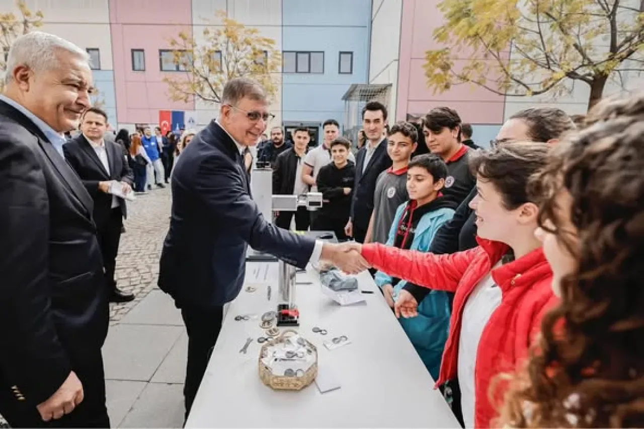 İzmir'de Mesleki Eğitimde İş Birliği: Kemalpaşa OSB'den Öğrencilere Destek İzmir'de Mesleki Eğitimde İş Birliği: Kemalpaşa OSB'den Öğrencilere Destek