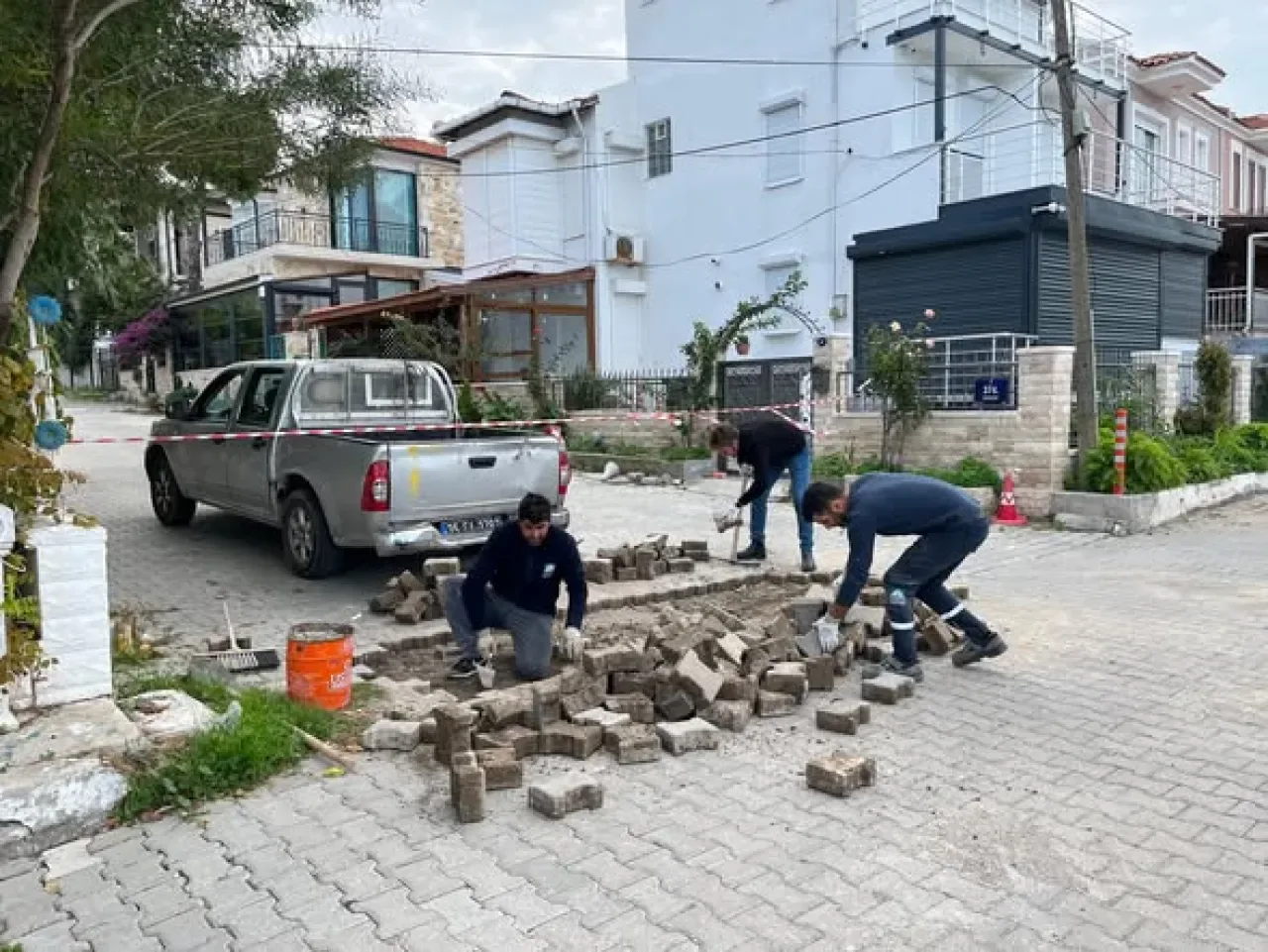 İzmir Foça'da Belediye Ekipleri Çevre Temizliği ve Altyapı Çalışmalarını Hızlandırdı İzmir Foça'da Belediye Ekipleri Çevre Temizliği ve Altyapı Çalışmalarını Hızlandırdı