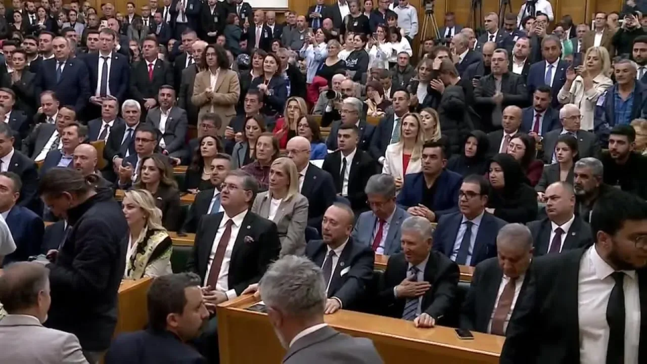 CHP Genel Başkanı Özgür Özel'den TBMM Grup Toplantısında Önemli Açıklamalar CHP Genel Başkanı Özgür Özel'den TBMM Grup Toplantısında Önemli Açıklamalar