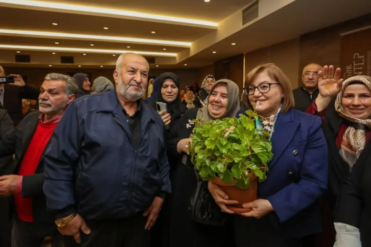 Gaziantep'te Uzun Evlilikler Umre ile Taçlandırıldı Gaziantep'te Uzun Evlilikler Umre ile Taçlandırıldı