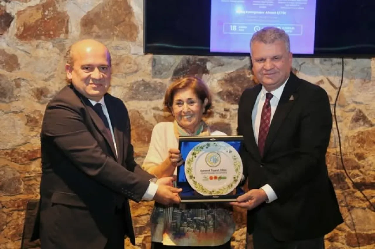 Edremit'te 25 Kasım Etkinliği: Kadına Yönelik Şiddetle Mücadele Söyleşisi Düzenlendi Edremit'te 25 Kasım Etkinliği: Kadına Yönelik Şiddetle Mücadele Söyleşisi Düzenlendi