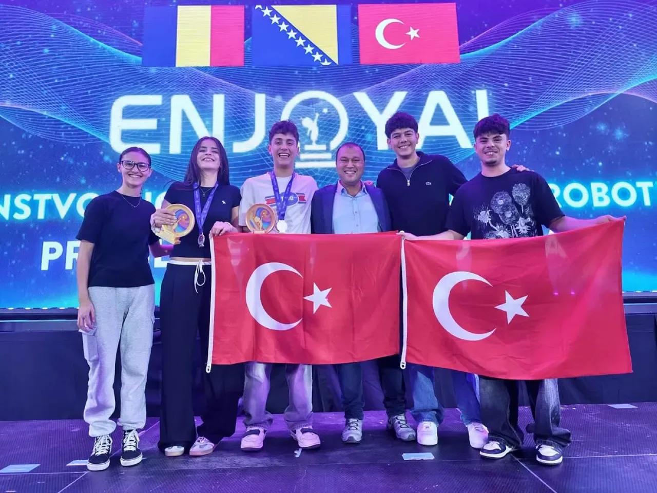 Balıkesirli Gençler Avrupa Robotik Yarışması'ndan Altın ve Bronz Madalya ile Döndü Balıkesirli Gençler Avrupa Robotik Yarışması'ndan Altın ve Bronz Madalya ile Döndü
