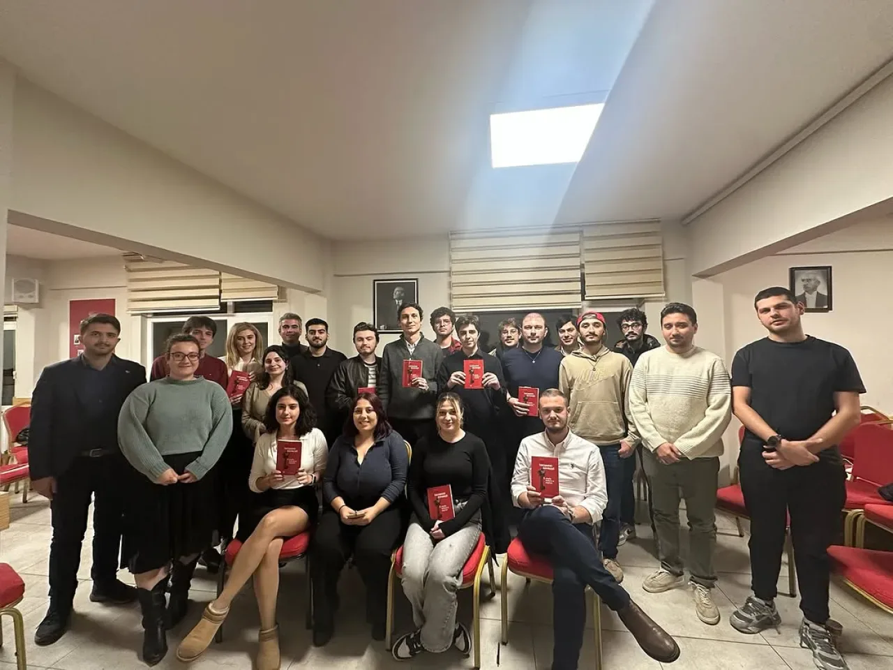 Turan Emeksiz Okuma Atölyesi'nde "Teorisyeniniz Devrimciydi" Kitabı Ele Alındı Turan Emeksiz Okuma Atölyesi'nde "Teorisyeniniz Devrimciydi" Kitabı Ele Alındı