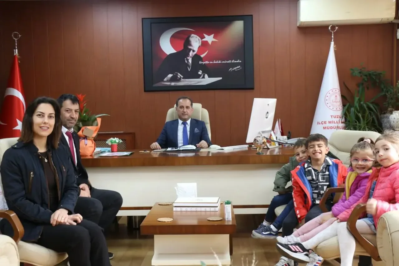 İstanbul'da Minik Öğrencilerden Öğretmenler Günü Ziyareti İstanbul'da Minik Öğrencilerden Öğretmenler Günü Ziyareti