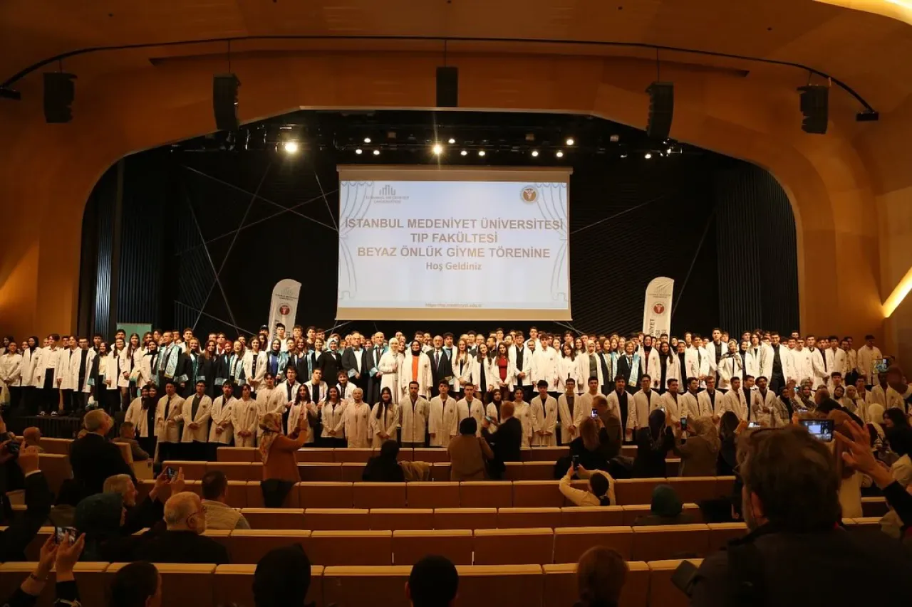 İstanbul Medeniyet Üniversitesi'nde Hekim Adayları Beyaz Önlüklerini Giydi İstanbul Medeniyet Üniversitesi'nde Hekim Adayları Beyaz Önlüklerini Giydi