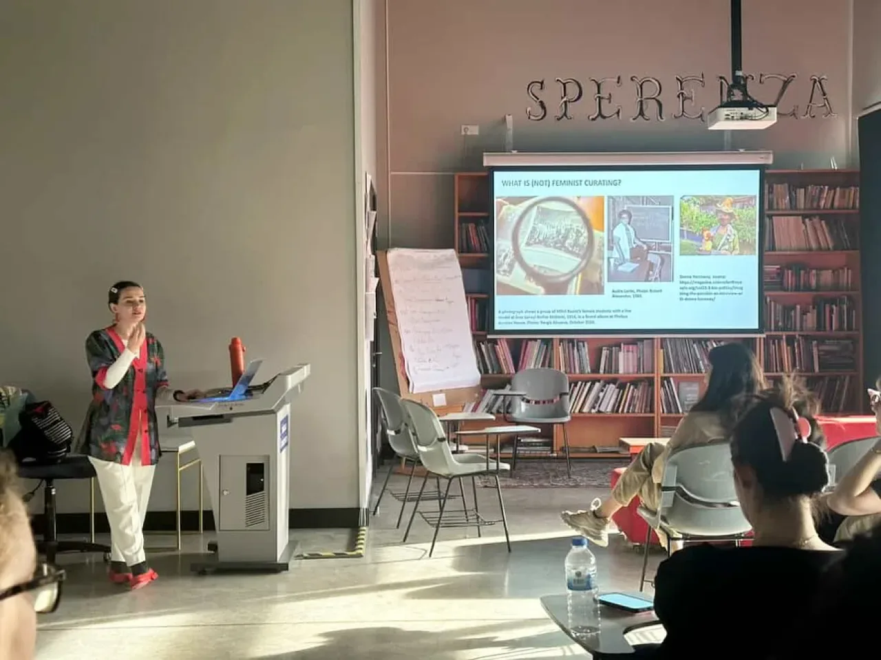 Nergis Abıyeva, Sabancı Üniversitesi'nde Feminist Küratörlüğü Tartıştı Nergis Abıyeva, Sabancı Üniversitesi'nde Feminist Küratörlüğü Tartıştı