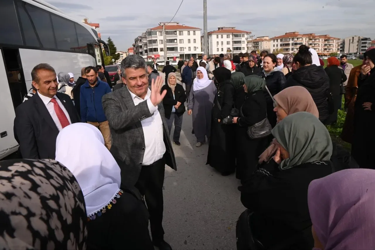 Karesi Belediyesi Umreye Gidecek Vatandaşları Yolcu Etti Karesi Belediyesi Umreye Gidecek Vatandaşları Yolcu Etti