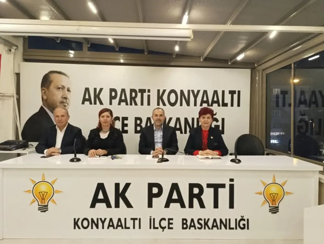 AK Parti Konyaaltı'nda Haftalık Değerlendirme Toplantısı Gerçekleştirildi AK Parti Konyaaltı'nda Haftalık Değerlendirme Toplantısı Gerçekleştirildi