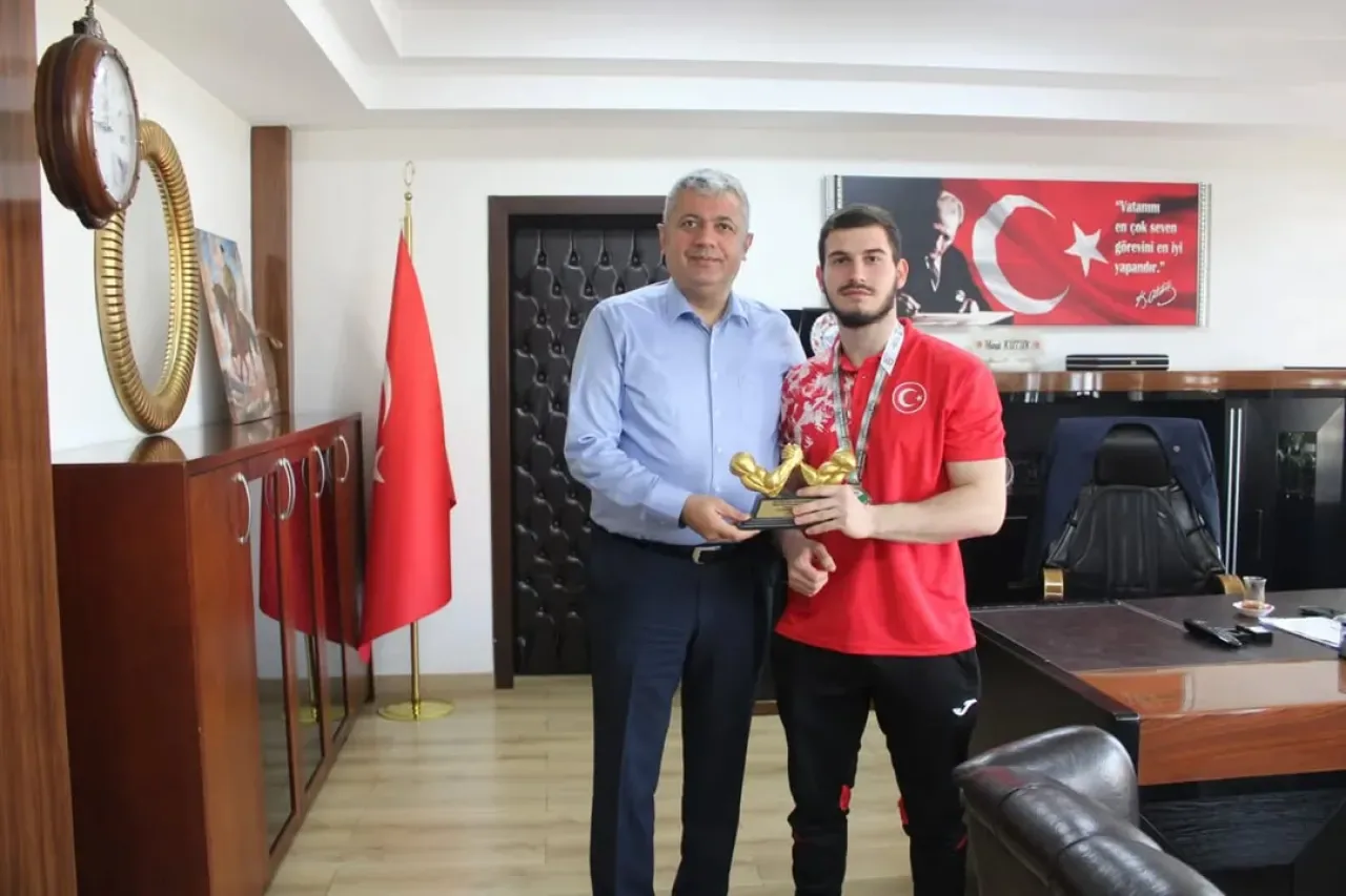 Gürsulu Bilek Güreşçisi Hikmet Tan Okumuş, Dünya İkinciliği Kupasını Kaymakam'a Sundu Gürsulu Bilek Güreşçisi Hikmet Tan Okumuş, Dünya İkinciliği Kupasını Kaymakam'a Sundu