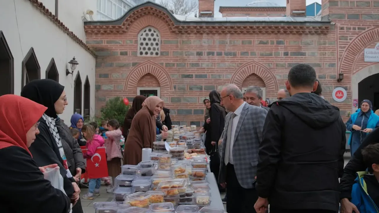 Bursa'da Filistin İçin Düzenlenen Hayır Çarşısı Bursa'da Filistin İçin Düzenlenen Hayır Çarşısı