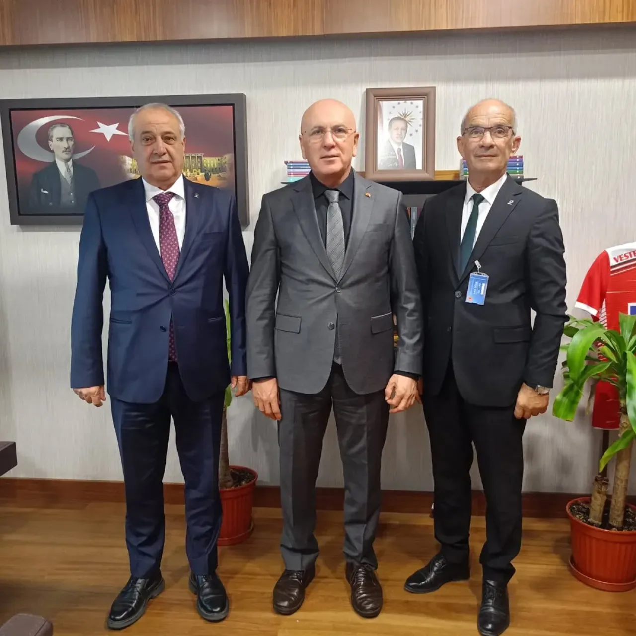 AK Parti Balıkesir Milletvekili İsmail Ok, İlçe Başkanlarını TBMM'de Ağırladı AK Parti Balıkesir Milletvekili İsmail Ok, İlçe Başkanlarını TBMM'de Ağırladı
