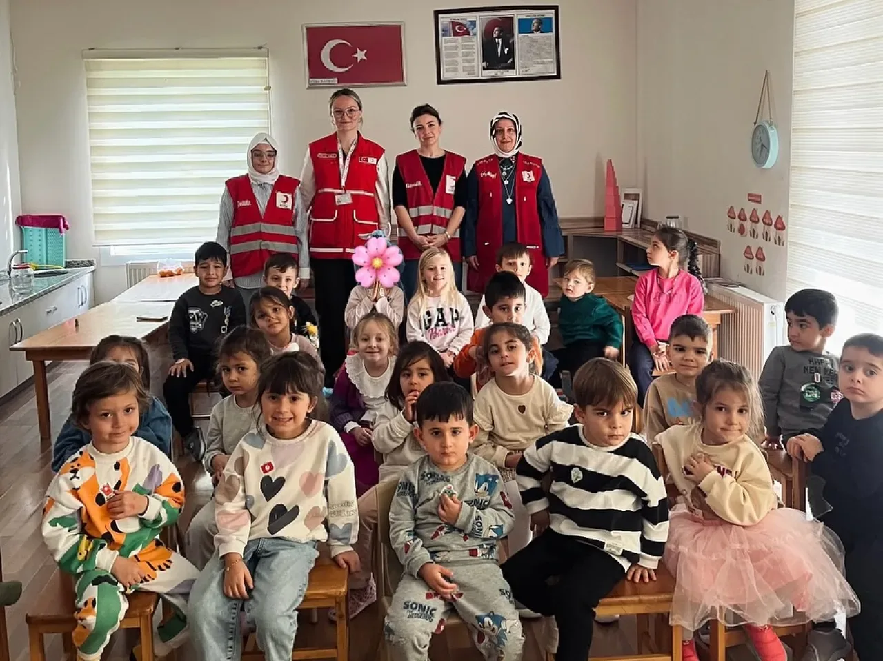 Türk Kızılay Silivri Şubesi'nden Miniklere Kızılay Eğitimi Türk Kızılay Silivri Şubesi'nden Miniklere Kızılay Eğitimi
